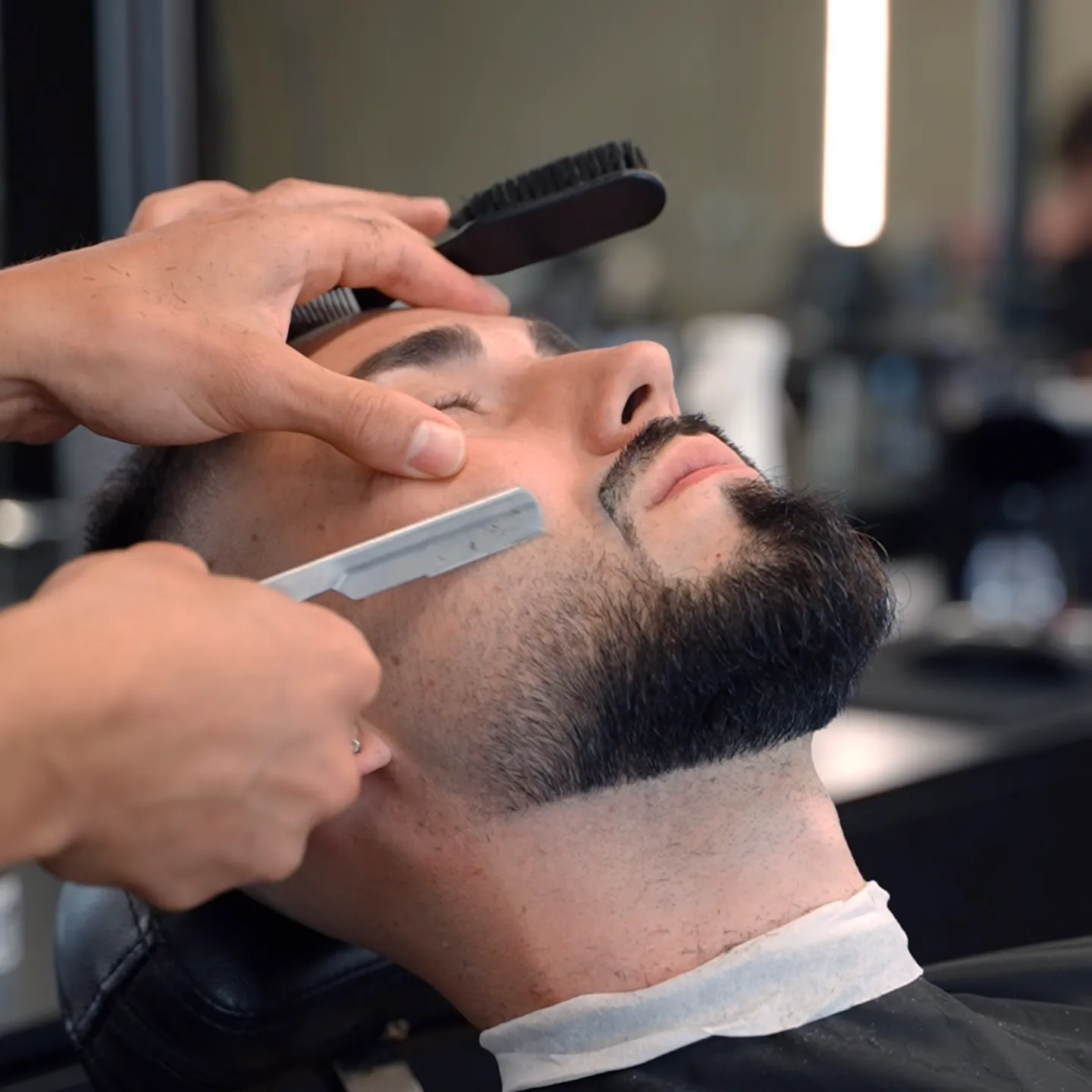 Barbiere che regola la barba con precisione